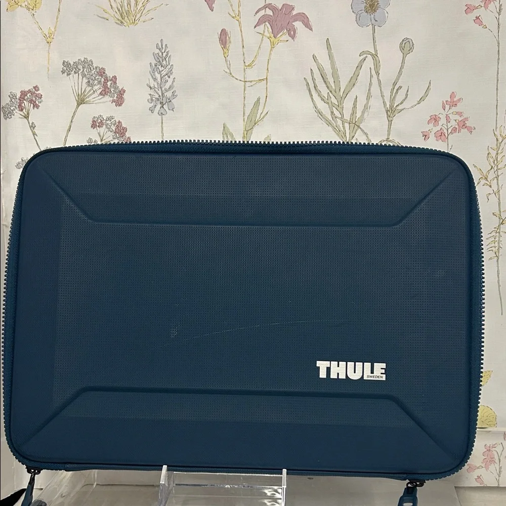 Thule protective hard